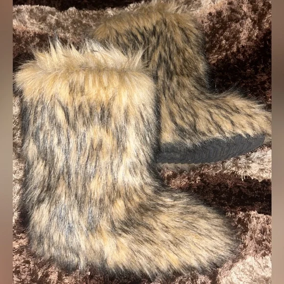 Cute Faux Raccoon Fur Boots - Picture 4 of 4